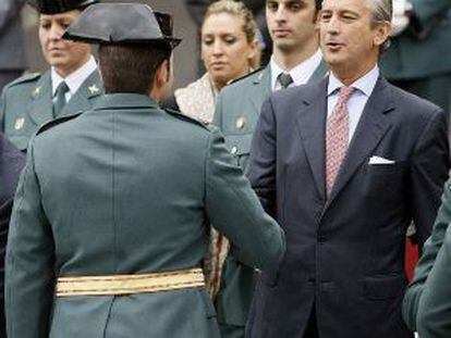 Arsenio Fernández de Mesa condecora a un guardia civil este viernes en Intxaurrondo.
