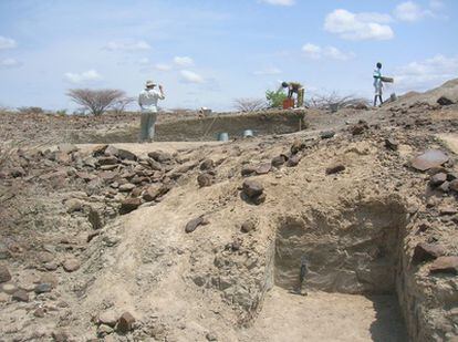 La investigadora Helene Roche en las excavaciones arqueológicas próximas al lago Turkana (en Kenia).