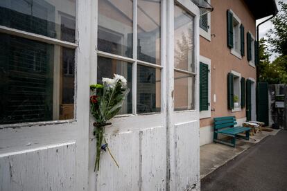 Flores en la puerta de entrada de la casa de Jean-Luc Godard en Rolle, Suiza.