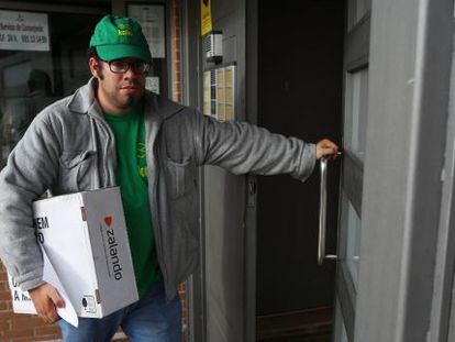 Alberto Emperador, uno de los trabajadores de Koiki, durante un reparto de paquetería.