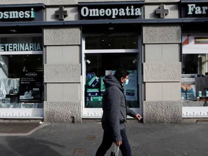 Un hombre pasa por delante de una farmacia en Milán.