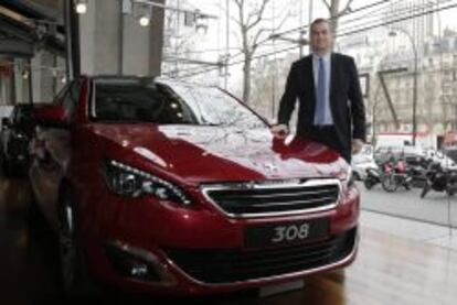 Maxime Picat, consejero de la marca Peugeot Brand, posa junto a un Peugeot 308