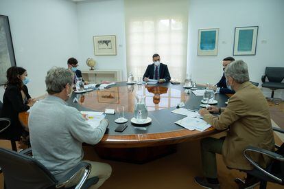 El presidente del Gobierno, Pedro Sánchez, preside la reunión del Comité de Seguimiento del Coronavirus, el pasado 25 de septiembre en la Moncloa, Madrid.