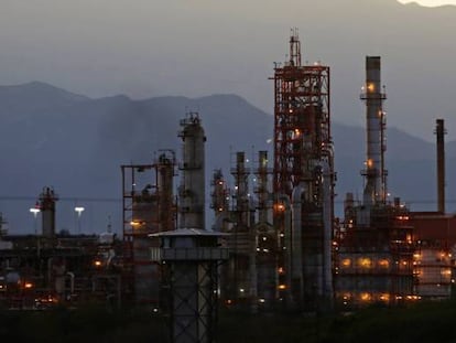 Imagen de una refiner&iacute;a de Pemex. 
