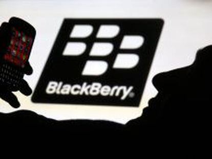 Un hombre sujeta un terminal Blackberry.