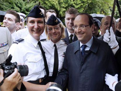 Hollande, durante una recepci&oacute;n este viernes en el Ministerio de Defensa.