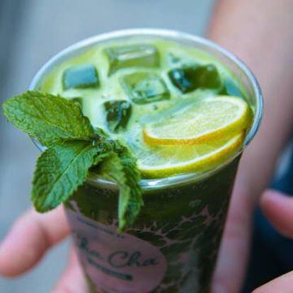 Un vaso de matcha, elaborado a partir de té verde en polvo.