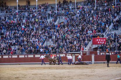 Emoción en Las Ventas. Vuelta al ruedo al toro 'Viscoso', de El Torero, el 1 de abril de 2018.