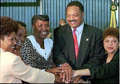 Benedita da Silva (tercera por la izquierda), junto a Jesse Jackson, en una foto tomada en Brasilia en 1996.