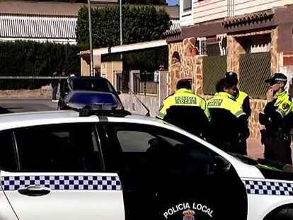 Agentes de la Policía Local acuden a la vivienda donde se hallaron este martes los cuerpos de una mujer y su hijo en Las Torres de Cotillas (Murcia).
