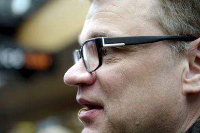 El l&iacute;der centrista Juha Sipila campaigns, este s&aacute;bado en Espoo. 