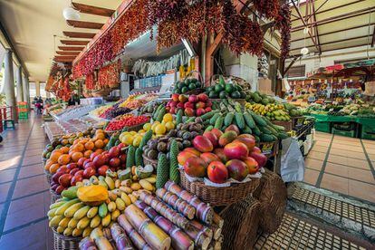 Un puesto de frutas en el mercado municipal. 