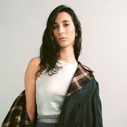 Abrigo y medias de MAISON MARGIELA, top de MANGO, culote de punto de LEBOR GABALA y pendientes de MM6 MAISON MARGIELA.