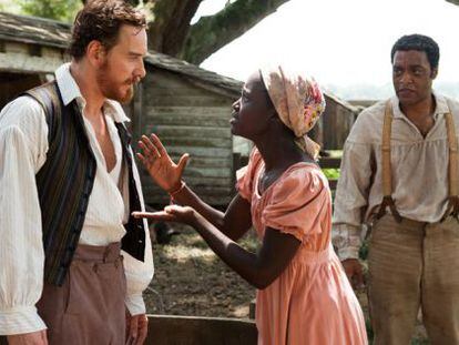 Los actores Michael Fassbender, Lupita Nyong'o y Chiwetel Ejiofor en una escena de '12 Años de Esclavitud'