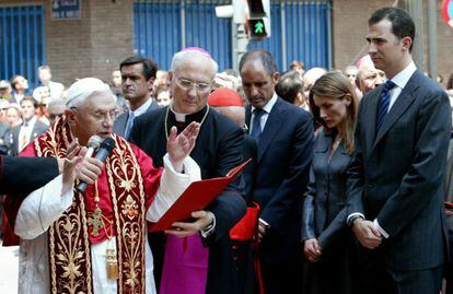 Benedicto XVI, en presencia de los entonces príncipes de Asturias, del presidente valenciano Francisco Camps y del ministro Juan Fernando López Aguilar Aguilar en su visita a Valencia en 2006. 