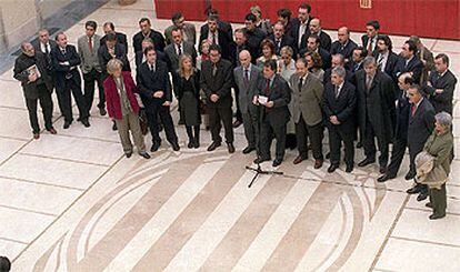 El grupo parlamentario de CiU, ayer, en un patio de la Cámara catalana.