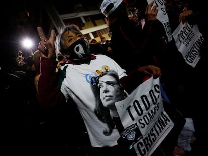 Una seguidora de Cristina Fernández de Kirchner sostiene un cartel de apoyo a la vicepresidenta en Buenos Aires, Argentina, la noche del 1 de septiembre 2022.