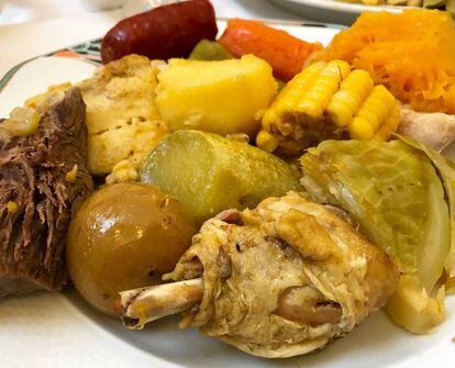 EL PUCHERO CANARIO EN UN PLATO / CAPEL