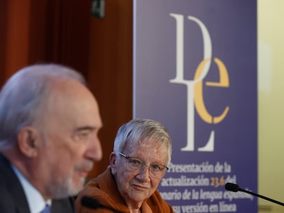 El director de la RAE, Santiago Muñoz Machado, y la académica Paz Battaner, en la rueda de prensa en la que han informado de la actualización del 'Diccionario'.