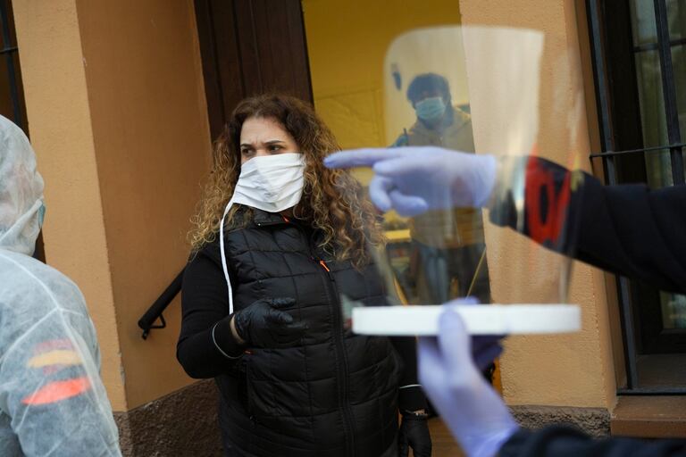 Eva Gallego, alcaldesa de Madarcos, organiza un reparto de material fabricado por los vecinos.