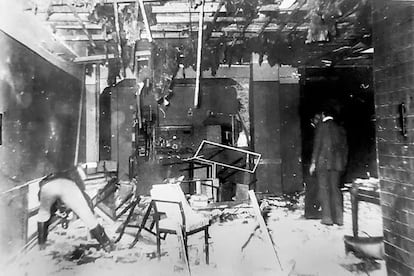 La destrucción posterior al estallido de una bomba en la Superintendencia de Seguridad Federal, en el centro de Buenos Aires, en 1976.