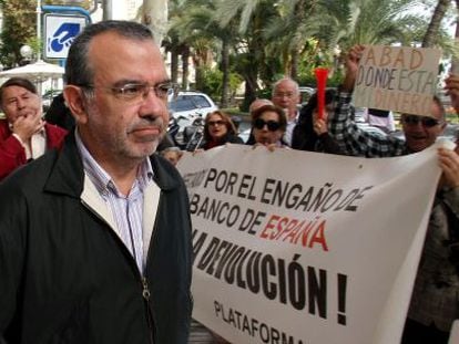 El exdirector general de CAM Roberto L&oacute;pez Abad es abucheado en Alicante por un grupo de afectados de las preferentes.