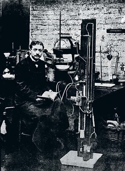 En 1909, Eugène Schueller fundó La Sociedad Francesa de Tintes Inofensivos, que en 1939 pasaría a llamarse L'Oréal.
Aquí aparece en su cocina, que hacía las veces de laboratorio.