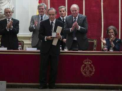 Gregorio Mara&ntilde;&oacute;n recoge la Medalla de Honor de la Academia de San Fernando en presencia del ministro de Cultura, &Iacute;&ntilde;igo M&eacute;ndez de Vigo (segundo por la izquierda), el rey Juan Carlos y la reina Sof&iacute;a.