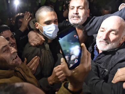 El periodista Khaled Drareni, con mascarilla, a la salida de la cárcel de Kolea, este viernes al oeste de Argel.