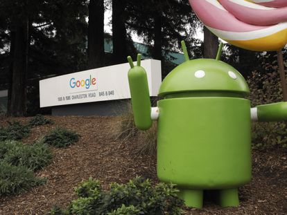 El campus de Google en Mountain View (California), en una imagen de este mes, con el símbolo del sistema operativo Android en primer plano.