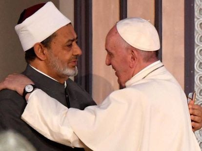 El papa Francisco saluda al jeque de Al Azharen, principal institución del islam suní, en Egipto.