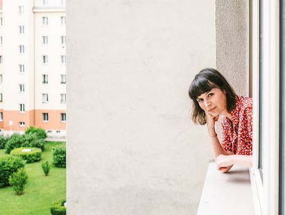 Barbara Schubert se asoma a la ventana de su casa en Viena, una vivienda subsidiada por el Ayuntamiento.