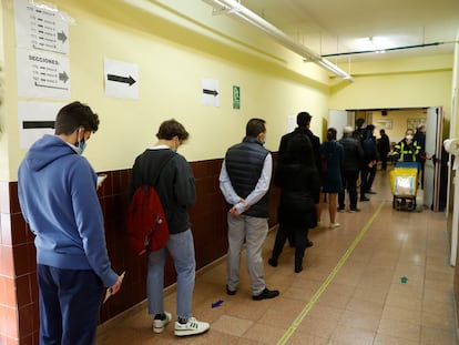 Colas para votar en las elecciones celebradas el año pasado en Madrid.