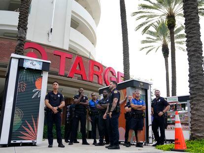 Policías protegen una tienda de Target en Miami ante las protestas convocadas contra la compañía por grupos conservadores por su apoyo a los derechos LGTBI.