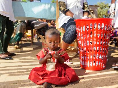 Foto: una niña come alimento terapéutico para la desnutrición aguda en un centro de salud en Madagascar. Vídeo: testimonio de Sambezafe, una madre de Madagascar cuya hija pequeña sufrió desnutrición aguda grave y pudo ser atendida. 