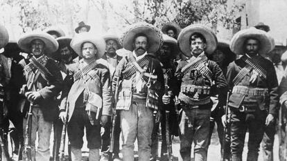 El líder revolucionario Pancho Villa junto a sus seguidores, en una foto sin fechar.