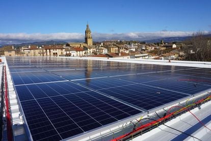 Placas solares en el municipio de Puente la Reina-Gares.