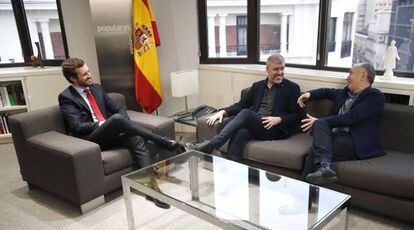 El presidente del Partido Popular, Pablo Casado, durante su reunión este lunes en la sede del partido con los secretarios generales de CC OO y UGT, Unai Sordo y Pepe Álvarez.