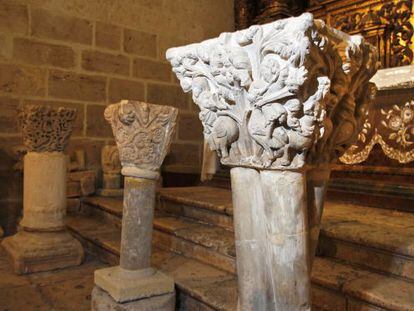 Capiteles del desaparecido monasterio de San Pedro de Gumiel de Iz&aacute;n (Burgos), conservados en una iglesia parroquial de la localidad.