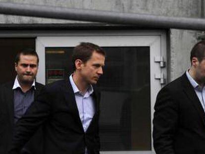 Hreidar Már Sigursson (en el centro) consejero delegado del banco fallido Kaupthing, a la salida de un juzgado de Reikiavik (Islandia).