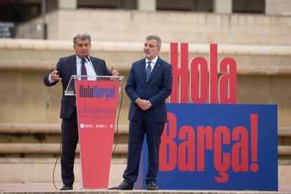 Joan Laporta junto al primer teniente de alcalde del Ayuntamiento de Barcelona, Jaume Collboni, durante la presentación de un acuerdo por el que el Barça jugará en el Estadi Olímpic Lluís Companys en la temporada 2023-2024, como consecuencia de las obras de remodelación del Camp Nou