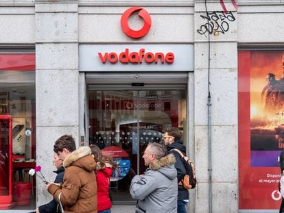 Una tienda de la compañía británica Vodafone en Madrid.