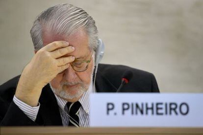 Paulo Pinheiro, quien preside la comisi&oacute;n de investigaci&oacute;n sobre Siria de la ONU, al presentar su informe.