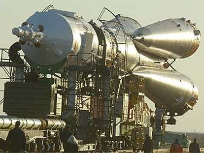 Transporte del cohete Soyuz de la misión Cervantes a la plataforma de lanzamiento.