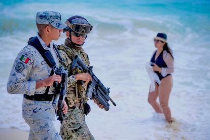 Soldados de la Marina y la Guardia Nacional custodiaban el miércoles las playas del Estado de Quintana Roo.