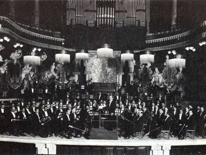 L'Orquestra Pau Casals dirigida pel músic al Palau als anys vint.