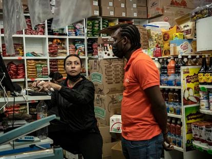 Un migrante haitiano durante su jornada de trabajo en un almacén en Ciudad de México.