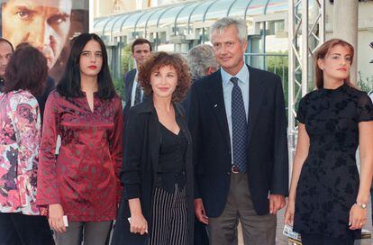La actriz Eva Green (a la izquierda de la imagen), con sus padres y su hermana melliza Joy, en una imagen de 1997.
