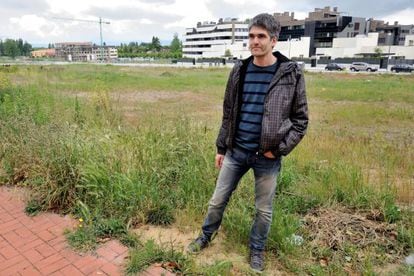 El profesor de la UPV Roberto Torres, autor de una tesis sobre la dispersión urbana, fotografiado en un barrio de Vitoria.