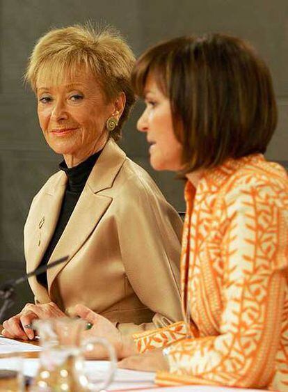 María Teresa Fernández de la Vega, a la izquierda, con Carmen Calvo, ayer en el palacio de la Moncloa.